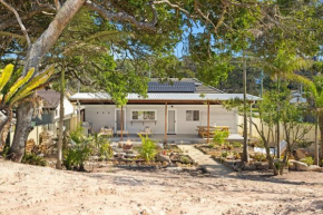 Cute Beach Cottage - Absolute Beach Front